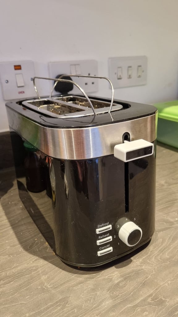 Toaster with defrost function