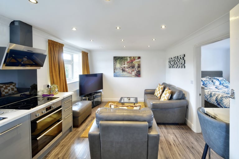 £1000pcm. All Bills Included, Boutique 1 Bedroom Apartment With Off Road Parking & Free Wi-Fi