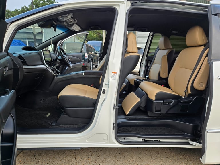 2017 Toyota Estima Aeras Premium leather pack  MPV Hybrid Electric Manual
