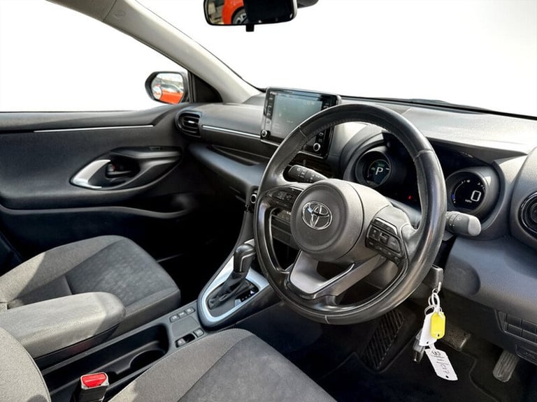  Toyota Yaris VVT-h Design Hatchback HYBRID Automatic