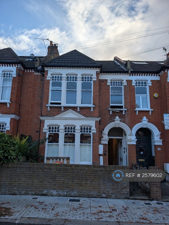 1 bedroom flat in Louisville Road, London, SW17 (1 bed) (#2579602)