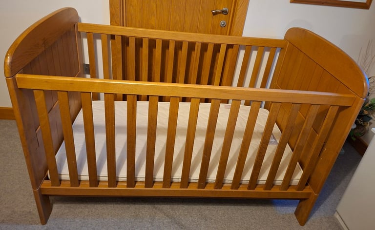 Cot Bed Arabella Deluxe by Lemberk - solid oak 