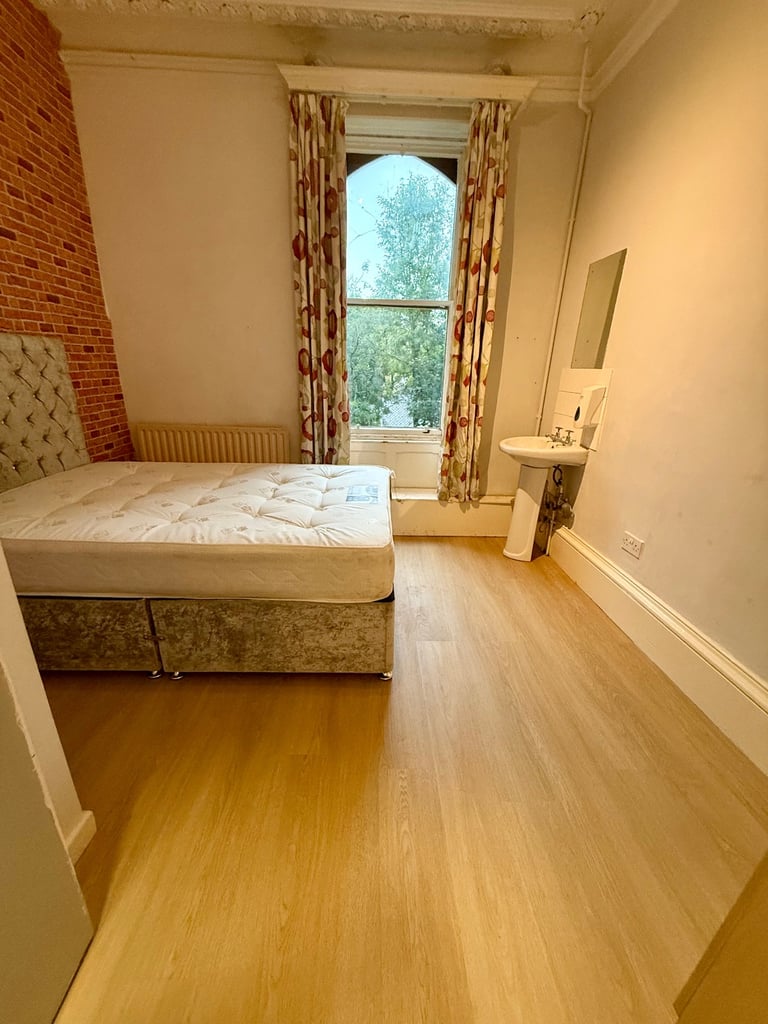 ** Clean & Tidy Double Room with Parking **
