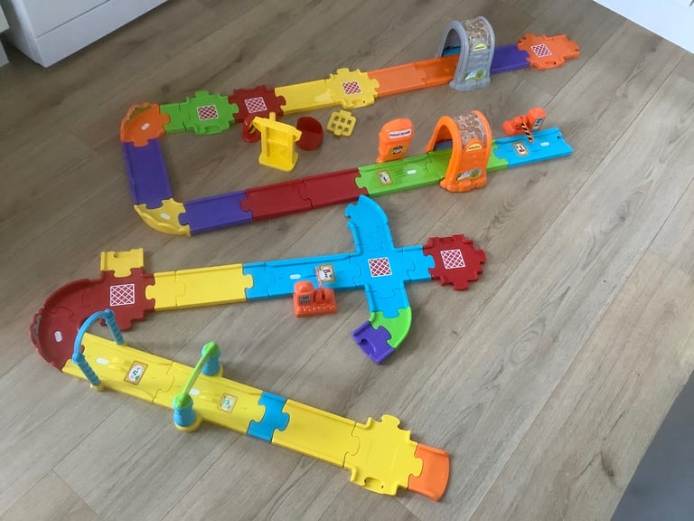 Various VTECH Toot Toot Fire. station, Police Station, lots of tracks, cars in Very Good Condition 