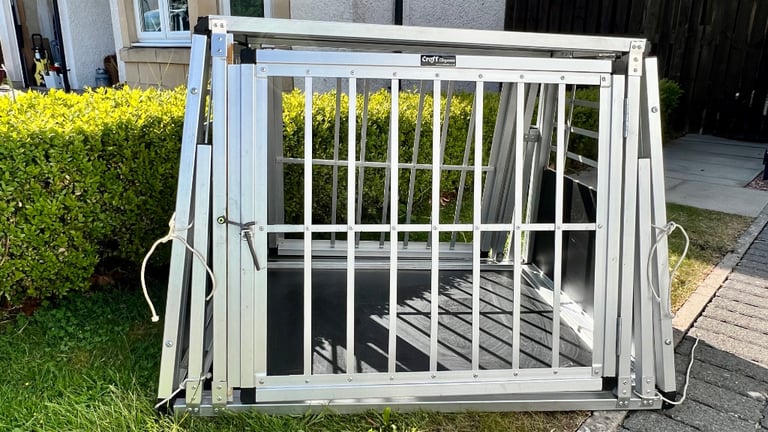 Aluminium dog car crate