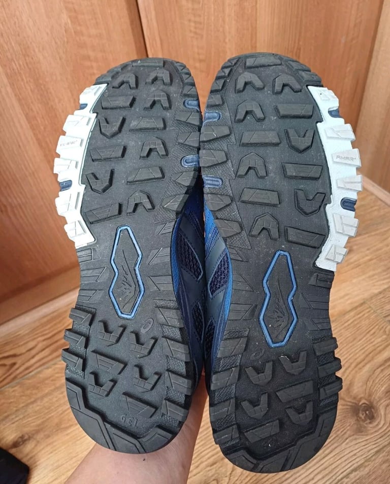 Boys/Mens Blue Asics Gel Attack Trainers Size 7