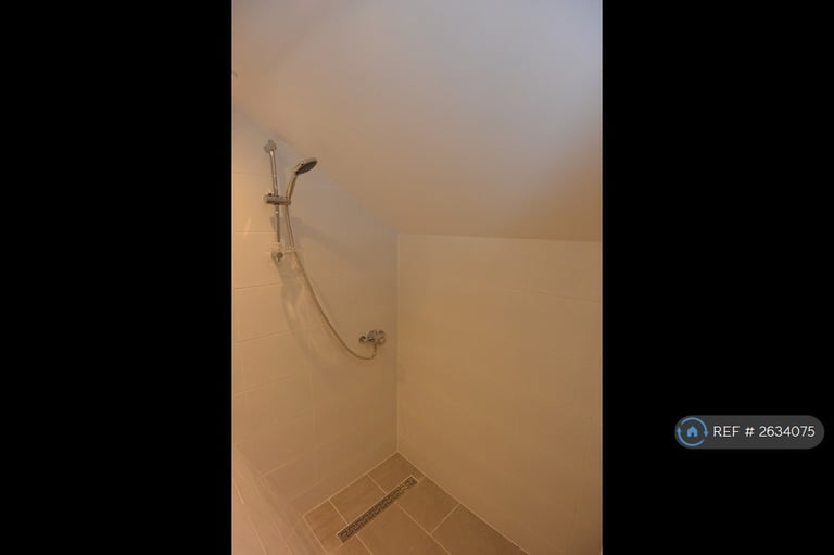 3 bedroom flat in Castle Hill Avenue, Folkestone, CT20 (3 bed) (#2634075)
