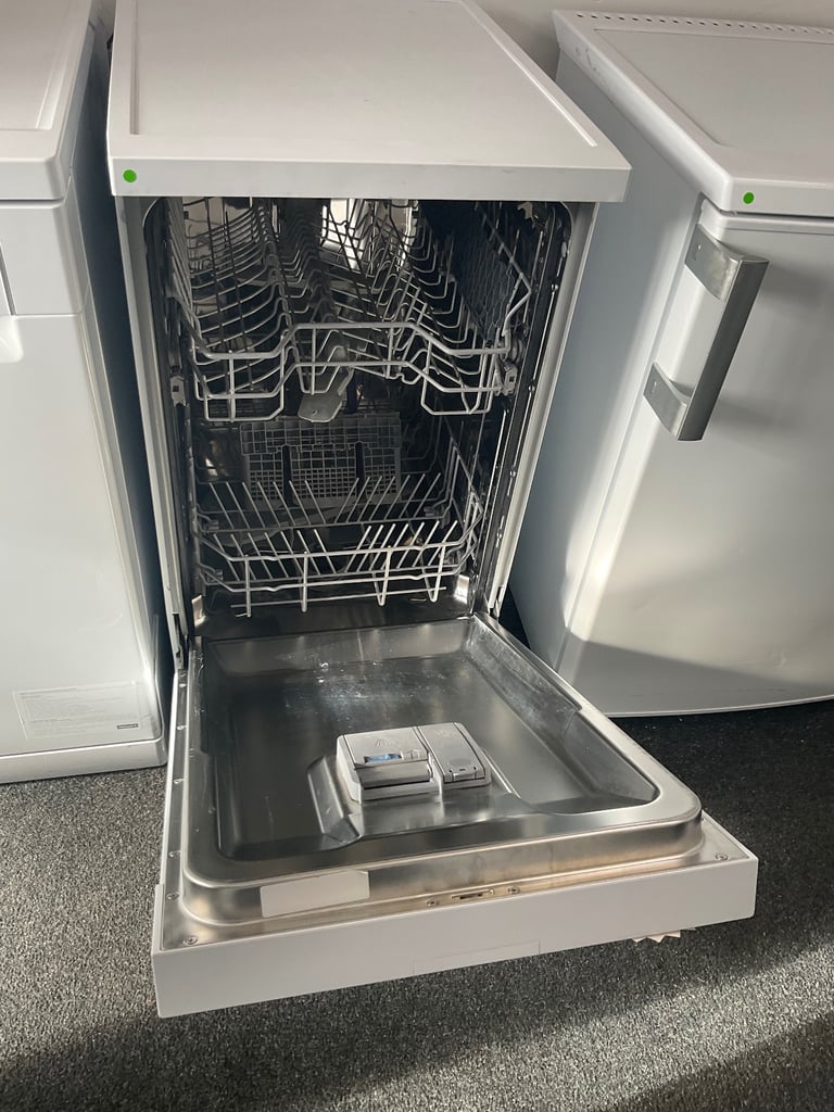 Beko Freestanding slimline dishwasher 