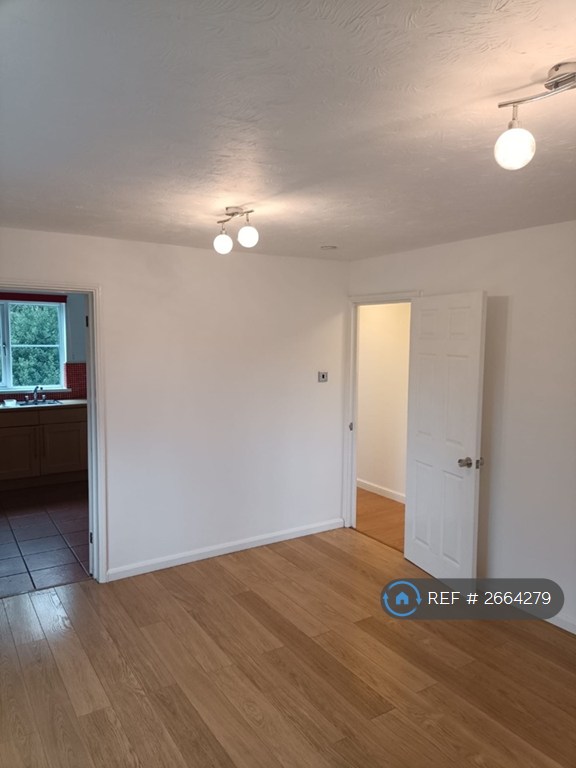 2 bedroom flat in Lindbergh Close, Newport, NP19 (2 bed) (#2664279)