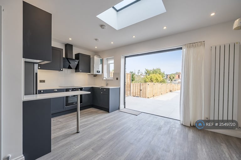 image for 5 bedroom house in St. Margarets Avenue, Cheam, Sutton, SM3 (5 bed) (#2549720)
