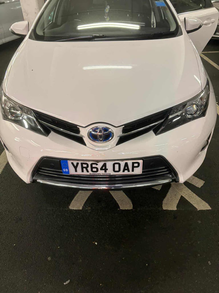 Toyota auris excel vvt-i cvt white car