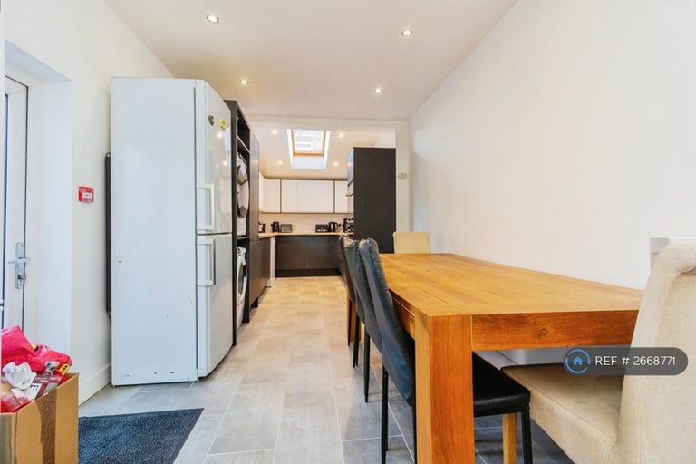 6 bedroom house in Braemar Road, Manchester, M14 (6 bed) (#2668771)