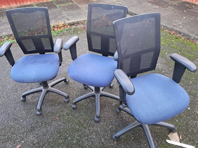 Computer swivel chairs x3