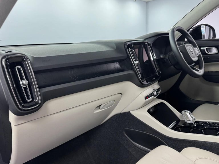 VOLVO XC40 1.5h T5 Recharge 10.7kWh Ultimate Dark Auto Euro 6 (s/s) 5dr 2023
