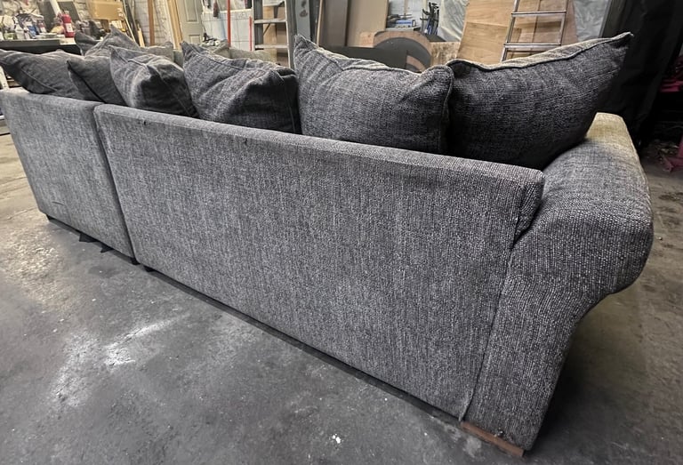 L shaped corner sofa (FREE DELIVERY) 