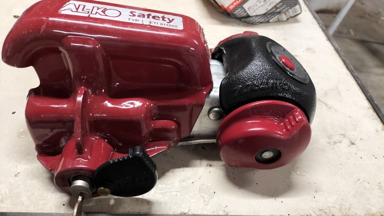 Lockable tow hitch 