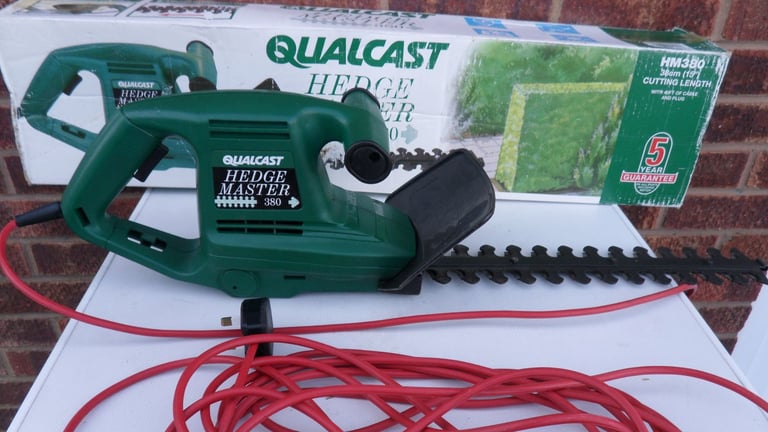 QUALCAST HM380 HEDGE MASTER CORDED 230V 350W complete with original box.