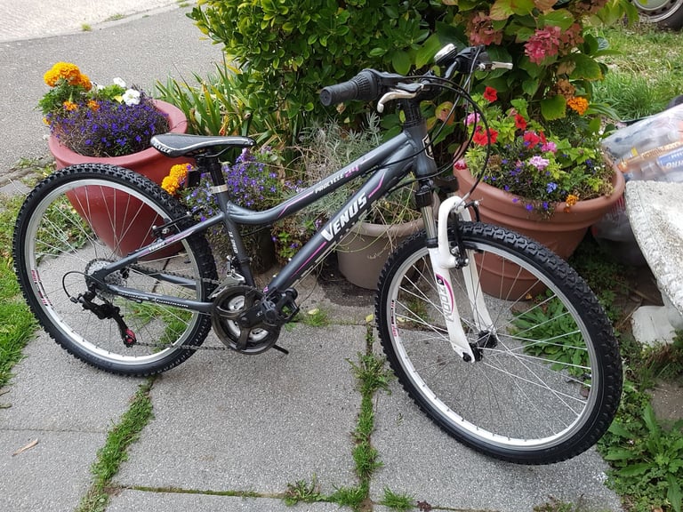 GIRLS 24" WHEEL FRONT SUSPENSION BIKE IN GOOD WORKING ORDER AGE 8+