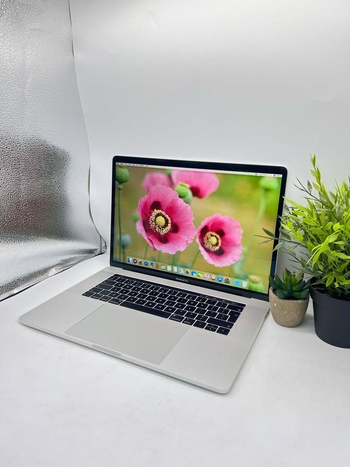 Apple MacBook Pro Powerful 2018 i7 32Gb Fast SSD AMD Pro Dedicated Graphics Touchbar 4k 