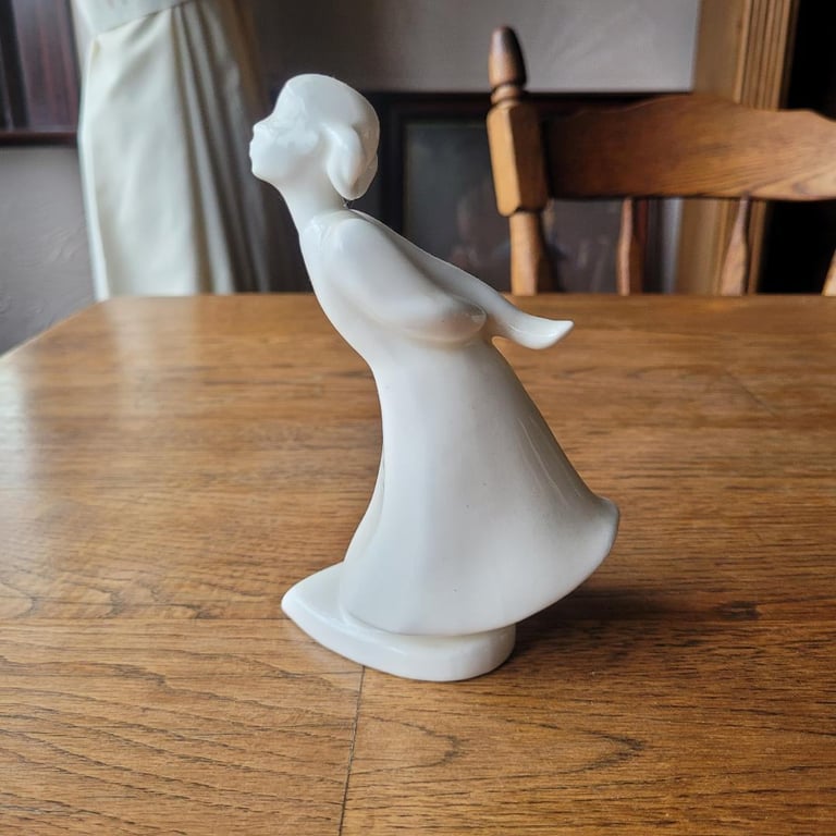 The Kiss Girl Images Figurine Royal Doulton HN4065 Excellent First Quality