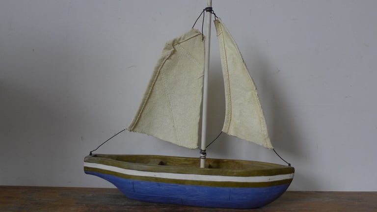 VINTAGE NAUTICAL COLLECTABLE: DECORATIVE SAILING FISHING BOAT MODEL.