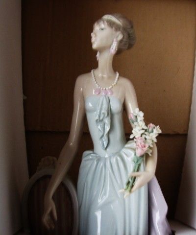 Lladro - Lady Figurine - Really a Beautiful Piece - as per attached