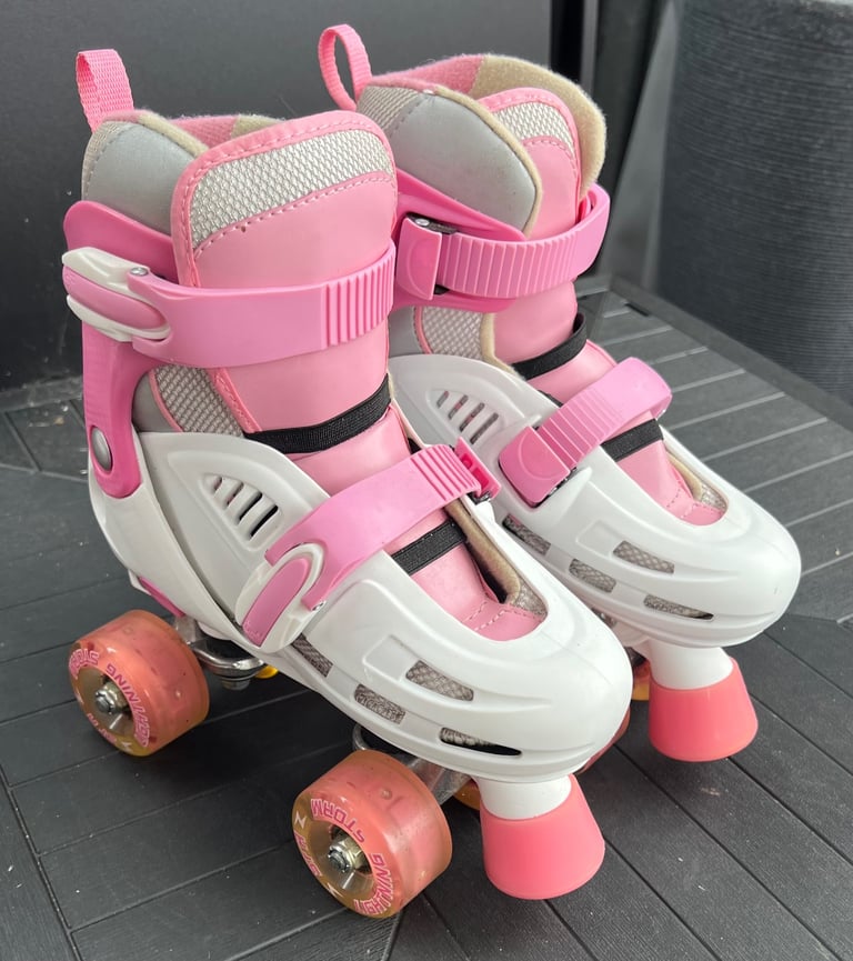 Young Girls Roller Skates. Adjustable Sizes from 12 - 2.  LIGHT UP WHEELS