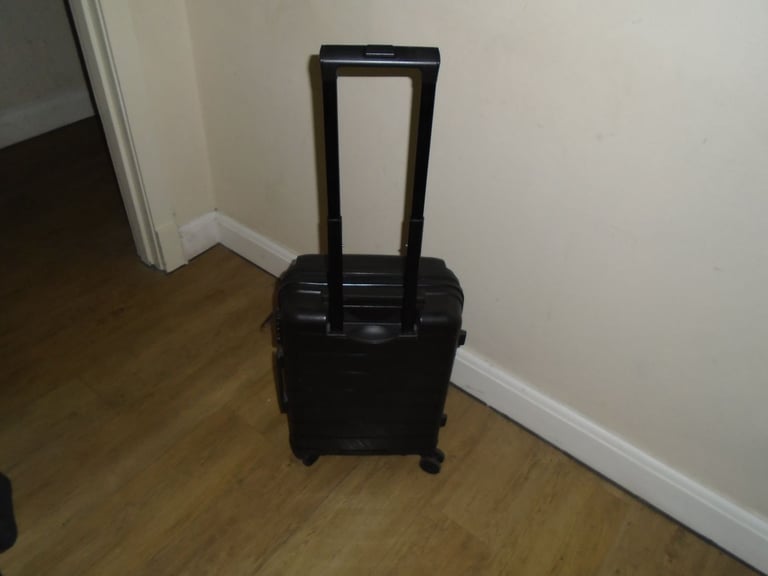 LINEA BLACK SUITCASE / SMALL SIZE /