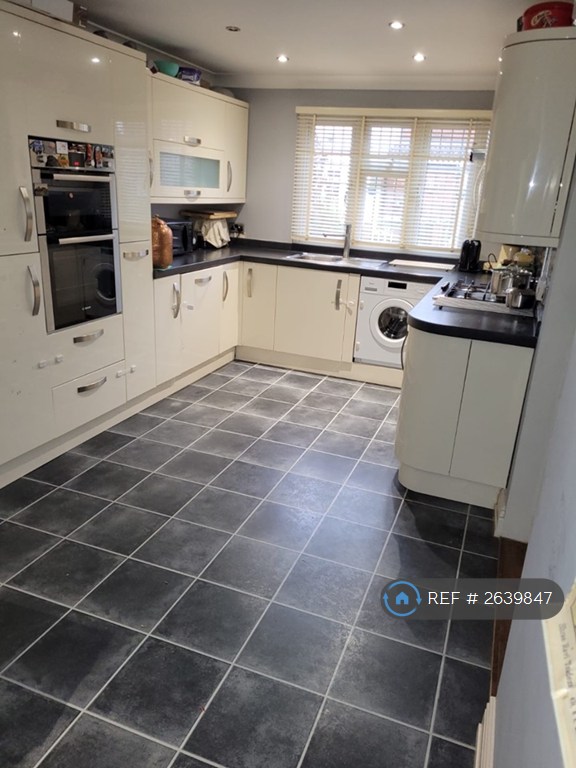 3 bedroom house in Royal Walk, Wallington, SM6 (3 bed) (#2639847)