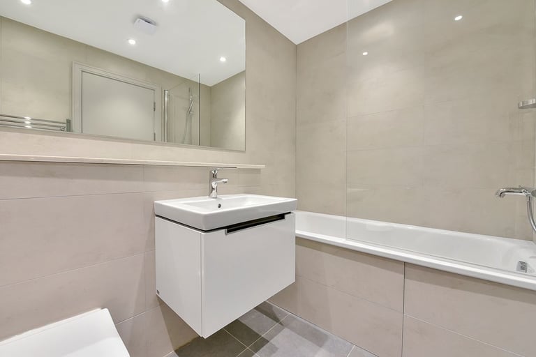 Premium Quality 2 DBed Flat 2 Bath Open Plan Juliet Balcony Shared Garden VeryNearTubeBusShops