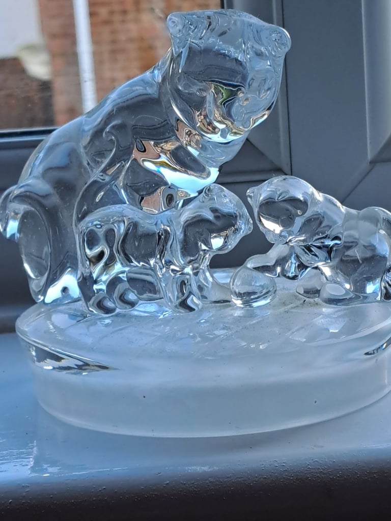 Beautiful vintage glass cat and kittens 