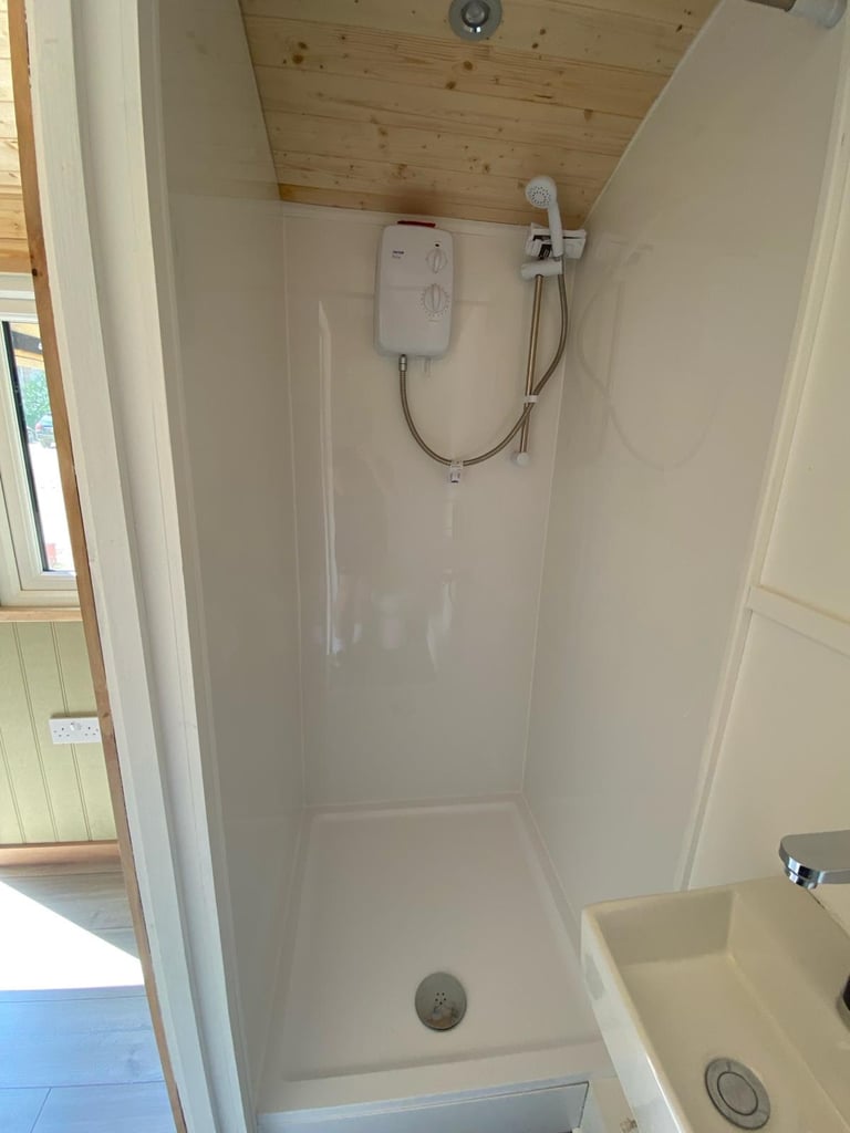 SOLID OAK SHEPHERDS HUT extra living space, air B&B holiday home