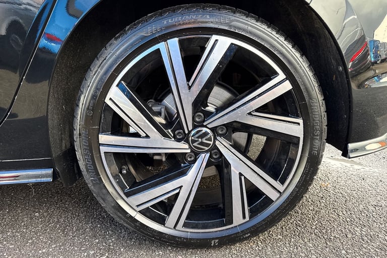 2024 Volkswagen Golf 1.5 eTSI 150 R-Line 5dr DSG Ã¢Â­ÂSunroof, Winter Pack, 18 Bergamo Alloys Ã ...