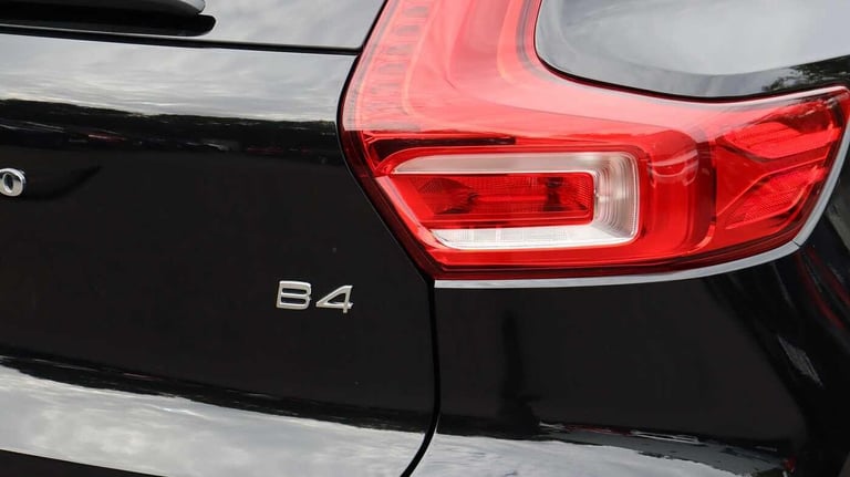  Volvo XC40 B4 (P) Ultra Bright (Sunroof, Harman Kardon, 360 Camera) Petrol/Electric Hybrid Autom...