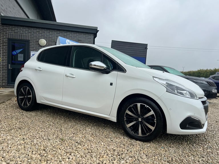 PEUGEOT 208 1.2 PureTech Tech Edition White Manual Petrol 2019