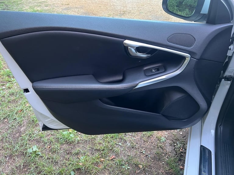 2018 Volvo V40 2.0 T2 R-Design Euro 6 (s/s) 5dr HATCHBACK Petrol Manual