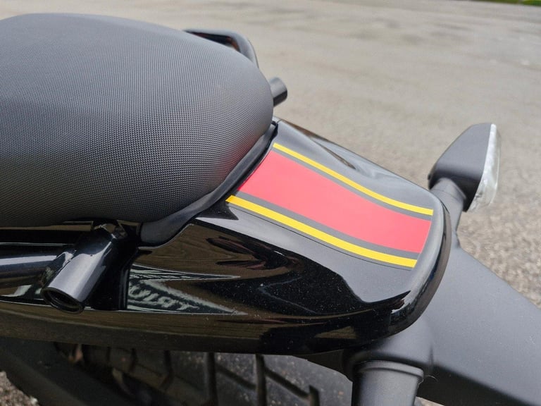 2024 Royal Enfield Guerilla 450 - Low mileage Premium colour Heated grips