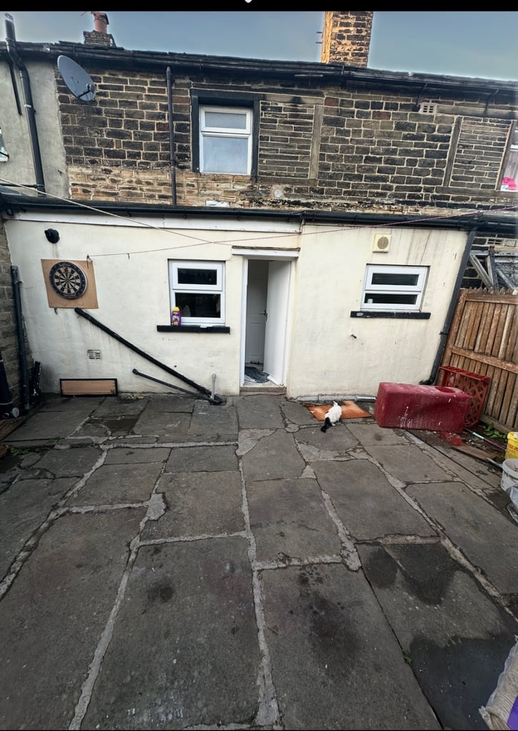 2 Bedrooms house to let in BD5 