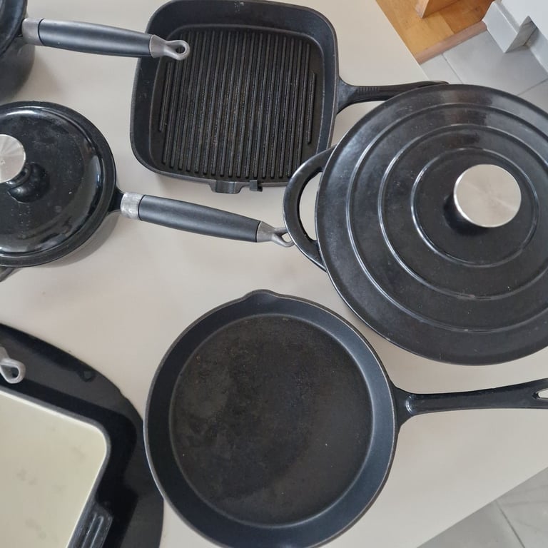 Cast Iron Coockware - 7 pieces- pots pan grill tray