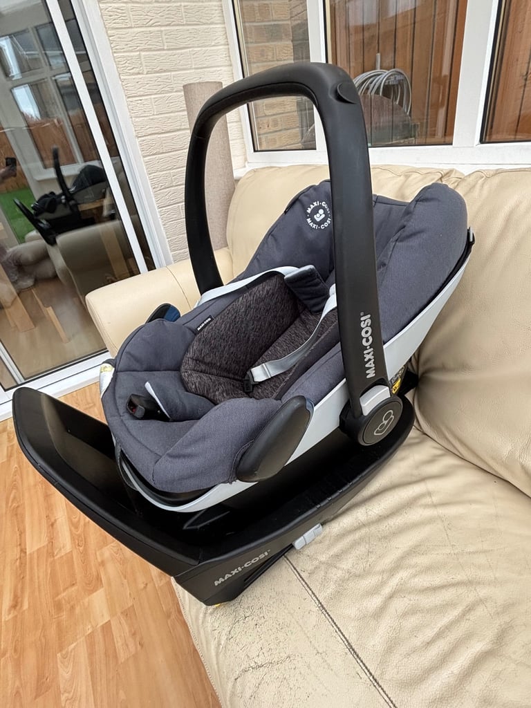 MaxiCosi Isofix base and PebblePro Car Seat