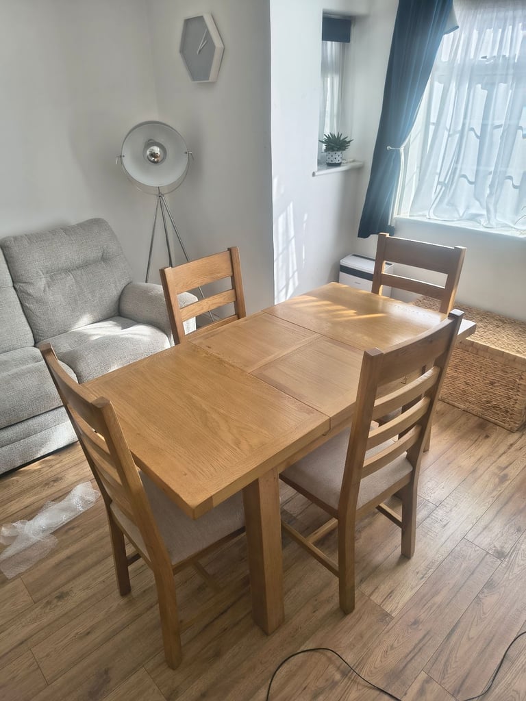 Solid Oak Extendable Dining Table and Chairs 