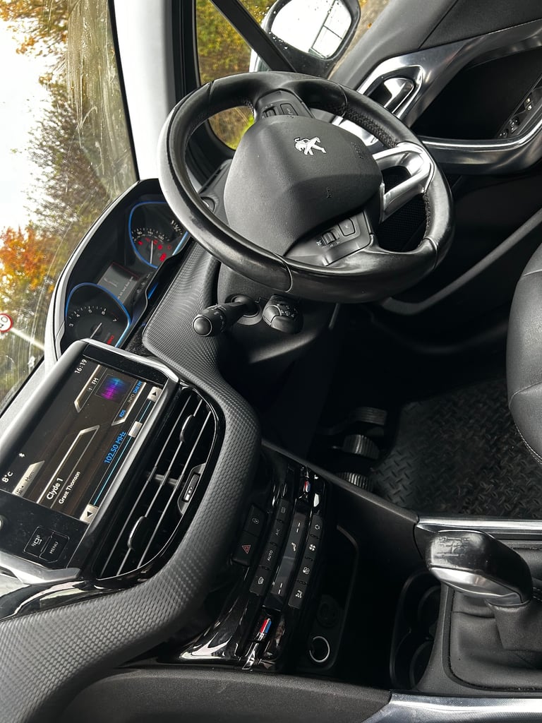 Peugeot 2008, 2014 Hatchback , Manual, 1199 (cc), 5 doors