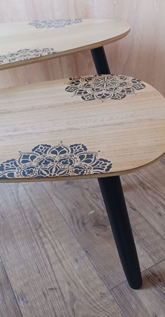 Set of 2 small coffee tables