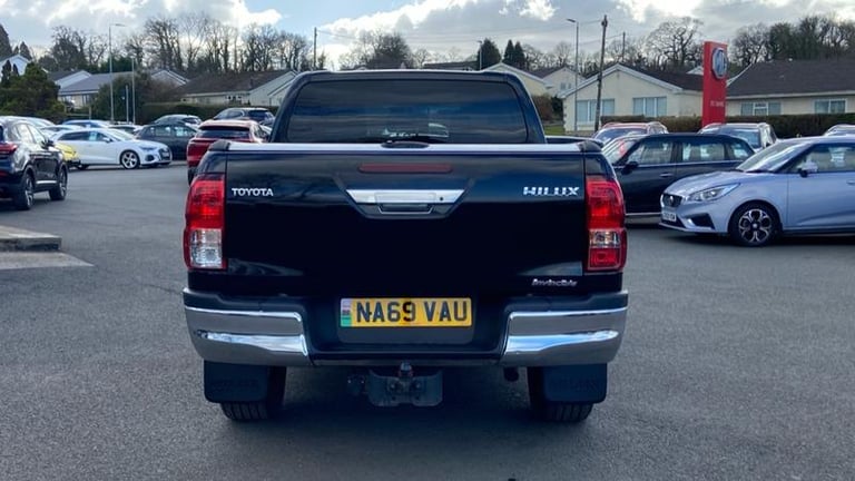 2019 Toyota Hilux 2.4 D-4D Invincible Pickup Double Cab 4dr Diesel Manual 4WD Euro 6 (s/s) (T Pic...