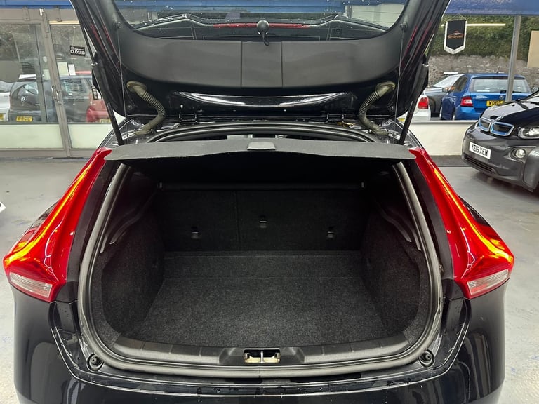 VOLVO V40 2.0 R-Design D3 2017