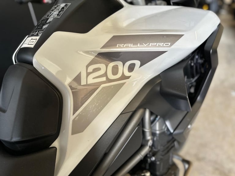 STUNNING ONE OWNER 2023/23 TRIUMPH TIGER 1200 RALLY PRO MOTORCYCLE 