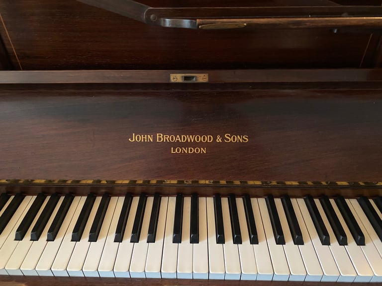 Piano upright