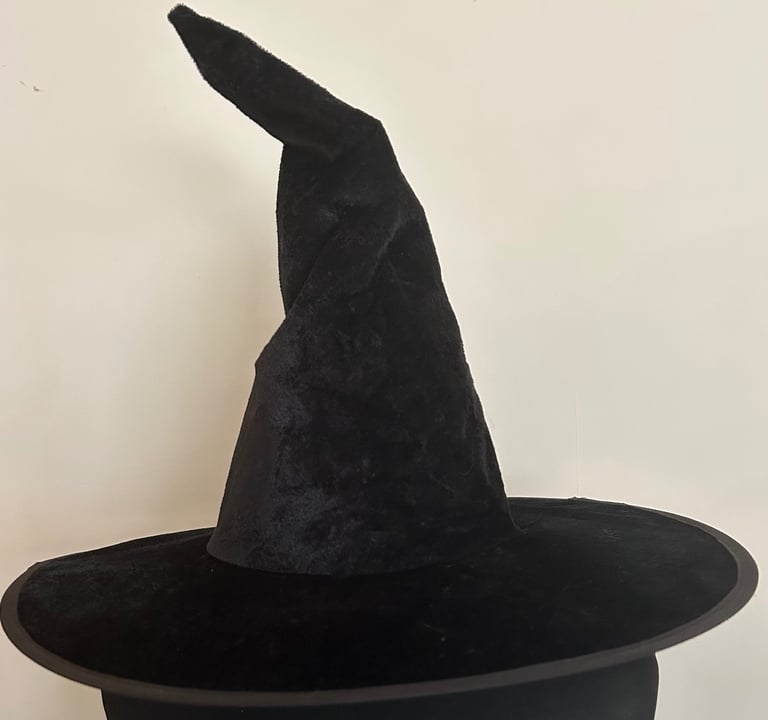 Halloween Hanging Spooky Glow In Dark Skeleton Velvet Witches Hat & Halloween Confetti x 7 Packs