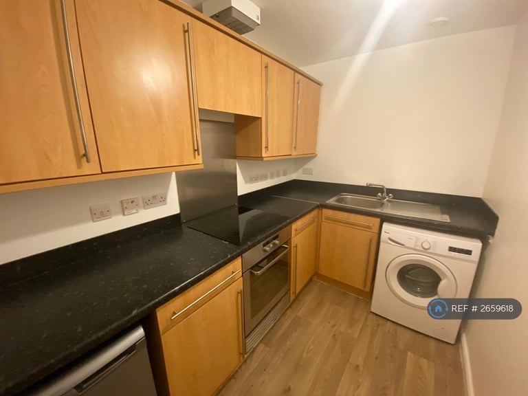 2 bedroom flat in Main Street, Glasgow, G40 (2 bed) (#2659618)