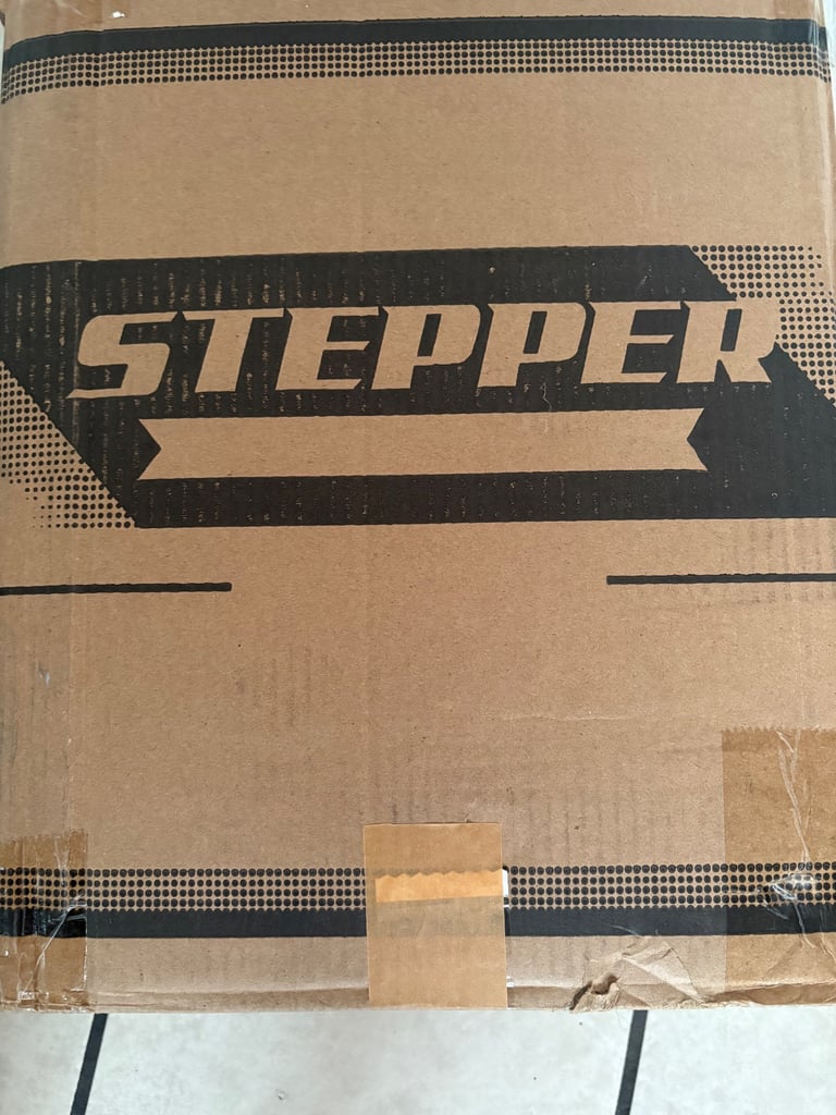 Exercise stepping machine 
